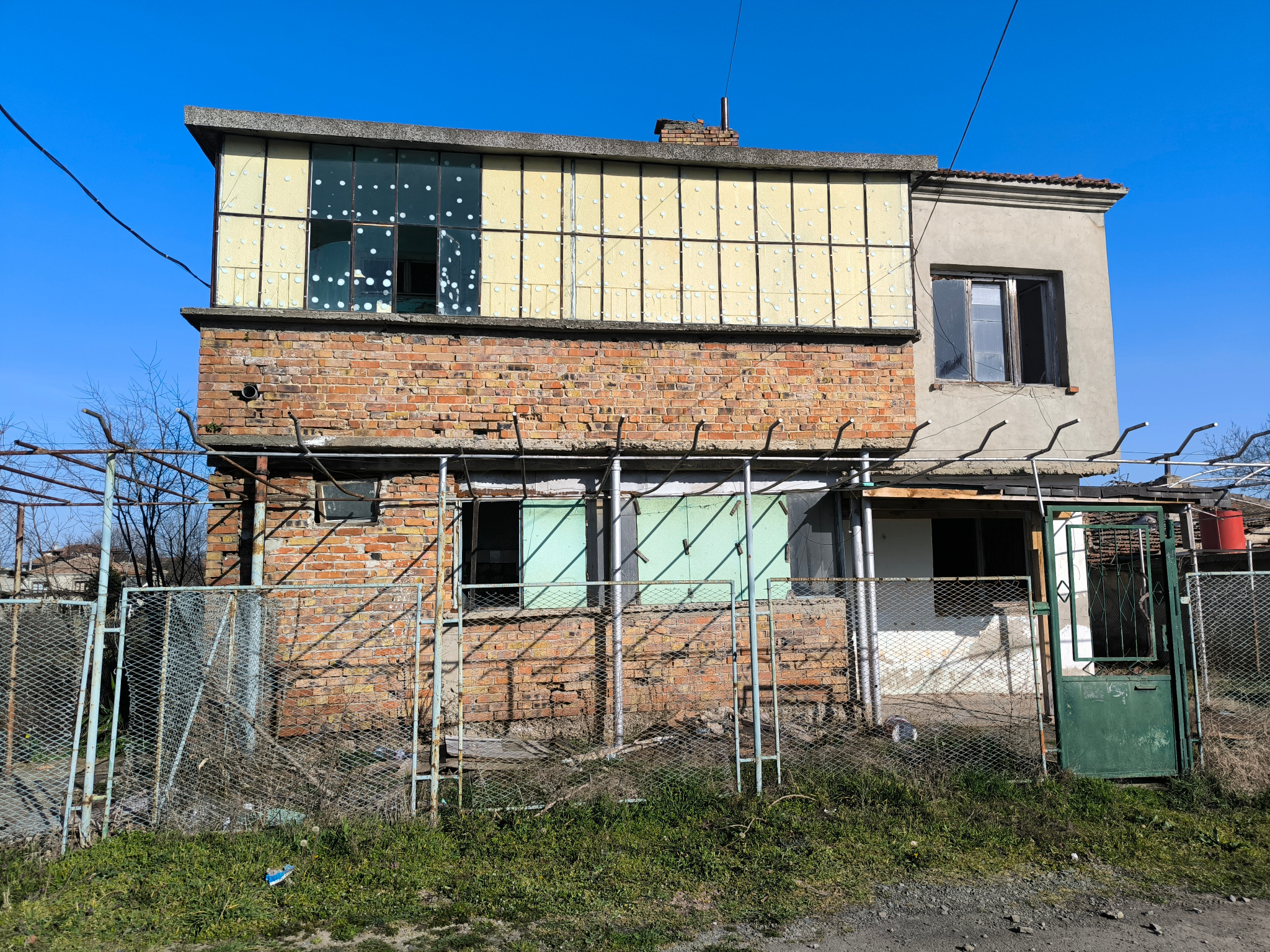 Урегулиран парцел 904 кв.м с двуетажна къща за ремонт в Камено
